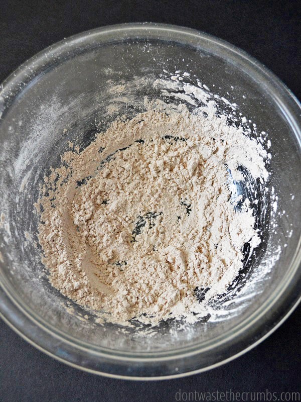 Want to try wearing food on your face? This homemade powdered foundation is the best place to start! Whip this up and say goodbye to those nasty chemical foundations. 