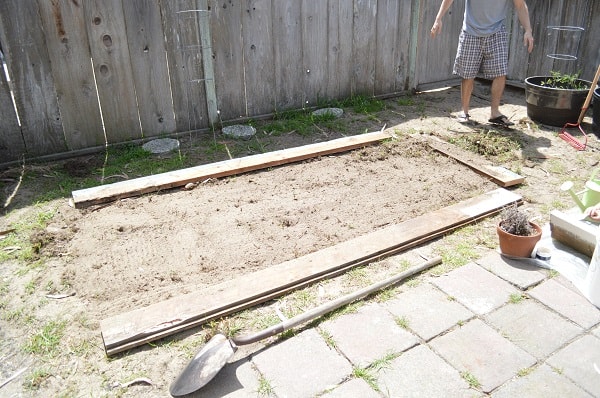 Raised garden bed