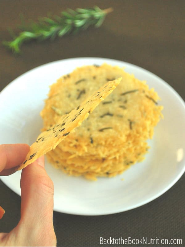 Looking for a last minute dish to bring to a party? These Rosemary Parmesan cheese crisps are the perfect. They're incredibly easy to make, ready in 8 minutes and so good! Definitely a crowd pleaser! :: DontWastetheCrumbs.com