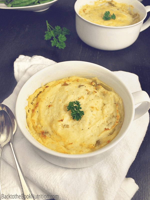 When you're looking for comfort food, nothing beats a classic shepherd's pie. Simple to make, easy to stock & frugal to boot - as low as $1.73 per serving!! :: DontWastetheCrumbs.com