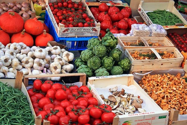 Have you ever wondered if a CSA a the farmers market is the better deal for fresh fruits & vegetables? Get a cost breakdown of two CSA's versus 2 local farmers markets and see which is more affordable - you might be surprised at the answer! :: DontWastetheCrumbs.com