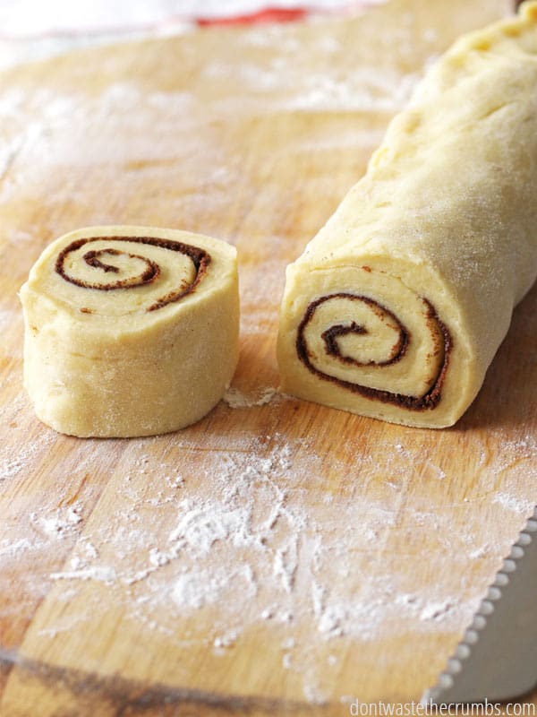 The most amazing and delicious recipe for homemade overnight cinnamon rolls. Made with just a few ingredients and full of taste, this recipe will delight your friends and family! :: DontWastetheCrumbs.com