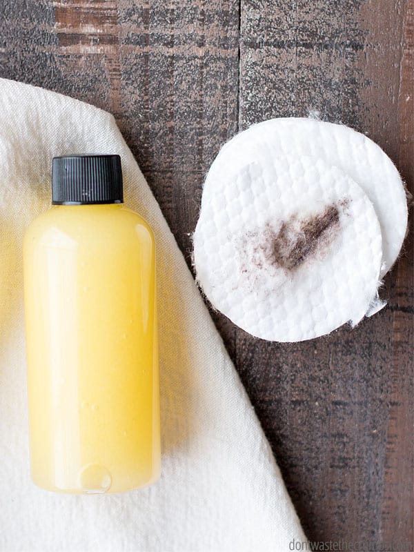 There's a natural makeup remover in your kitchen. In fact, there's 7 of them! Learn which foods remove makeup and work! :: DontWastetheCrumbs.com