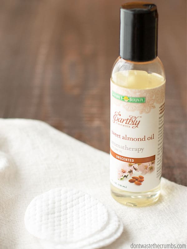 Use this natural makeup remover and save money because it's already in your kitchen! And it works! :: DontWastetheCrumbs.com