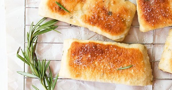 Рецепта за плосък хляб с морска сол и розмарин – не хабете трохите