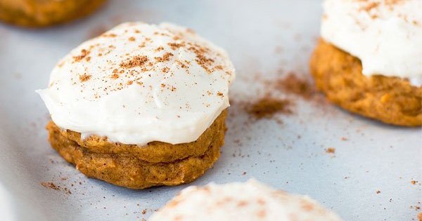 These pumpkin cookies are a great combination of cookies and cake with the delicious flavor of pumpkin. With reduced sugar and a natural frosting, you can enjoy these anytime. Even for breakfast!