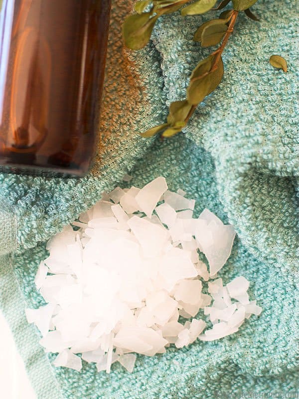 This simple two-ingredient recipe for magnesium oil will greatly change the way you sleep! For relaxed muscles and less stress, magnesium has great benefits. 
