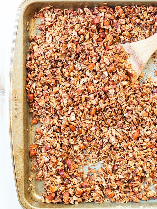  denne kanel granola oppskriften bruker bare ekte mat ingredienser og smaker helt fantastisk. Du kan droppe eske frokostblanding og gå med denne hjemmelagde i stedet!