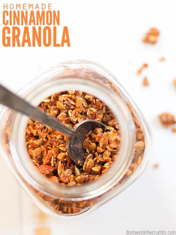 gemakkelijk kaneel granola recept gebruikt appelmoes en ahornsiroop,maar je kunt honing, bruine suiker of zelfs vanille toevoegen! Mijn kinderen houden van deze " gezonde ontbijtgranen!":: DontWastetheCrumbs.com