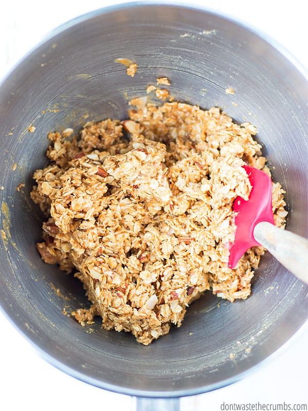 Need teacher gifts for the upcoming holidays? Peanut Butter granola is perfect! Mix up a big batch and divide it up and there you go. BOOM. Christmas done.