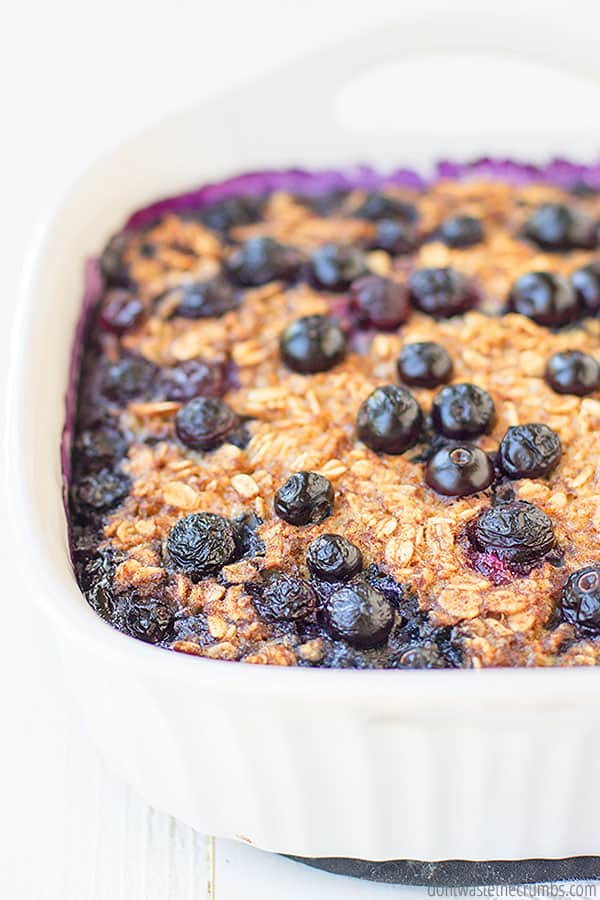 On this one-month meal plan for January 2022, enjoy fresh homemade breakfast recipe ideas like this one made with oats and fresh blueberries.