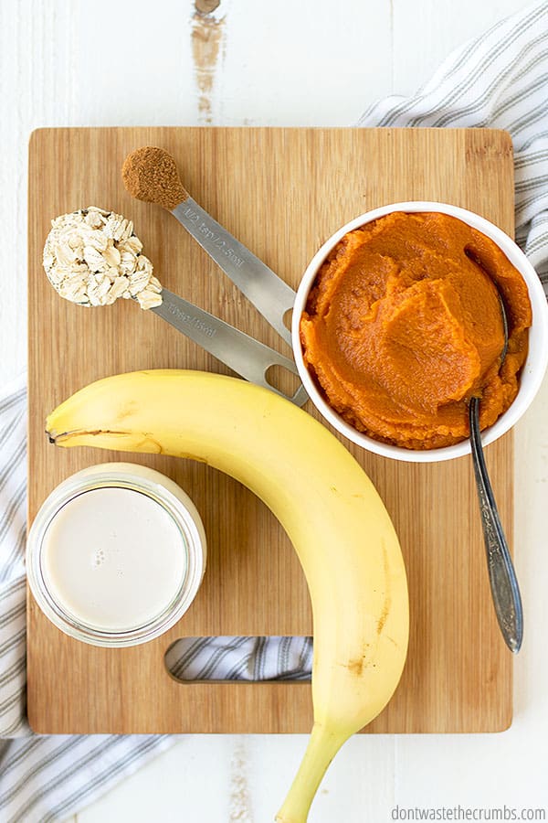 This pumpkin smoothie is so easy to make, using banana, oats, cinnamon, pumpkin, and milk!