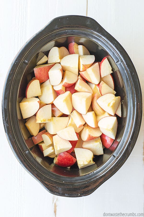 Sliced apples in a slow cooker.