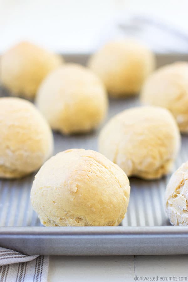 This easy dinner rolls recipe needs only 5 simple ingredients. Healthy, homemade and fast, they are the perfect weeknight dinner roll. 