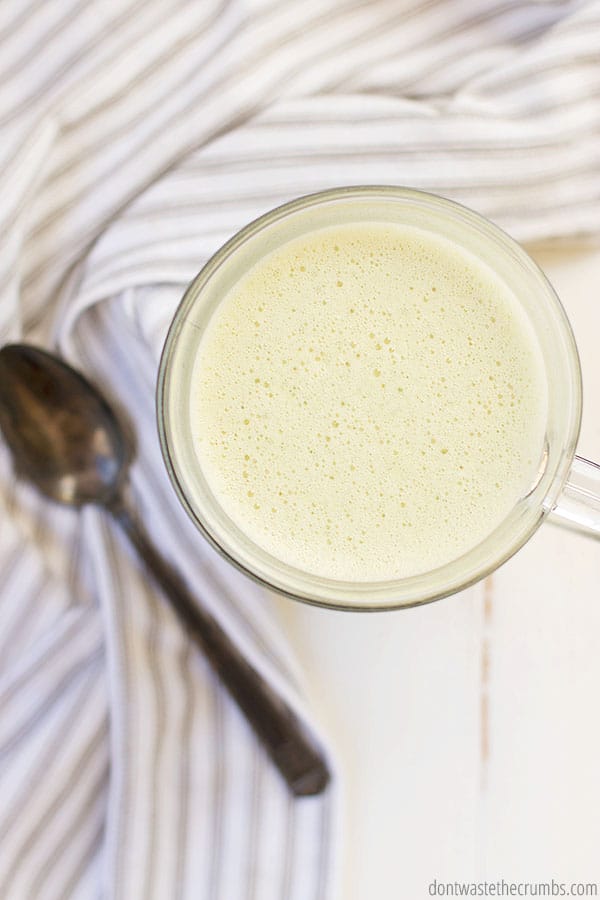 This matcha green tea latte uses healthy ingredients. You can also use MCT oil to add more health benefits.
