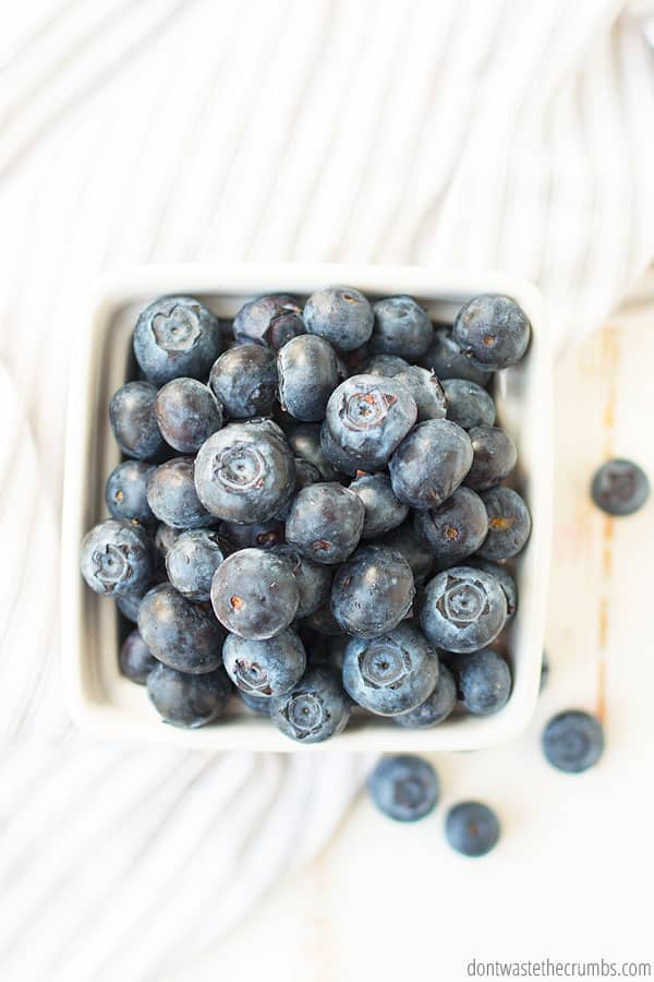 Ein Karton, wie er von oben zu sehen ist, gefüllt mit köstlichen und saftigen Blaubeeren, die für Salate, Smoothies oder Desserts verwendet werden können.