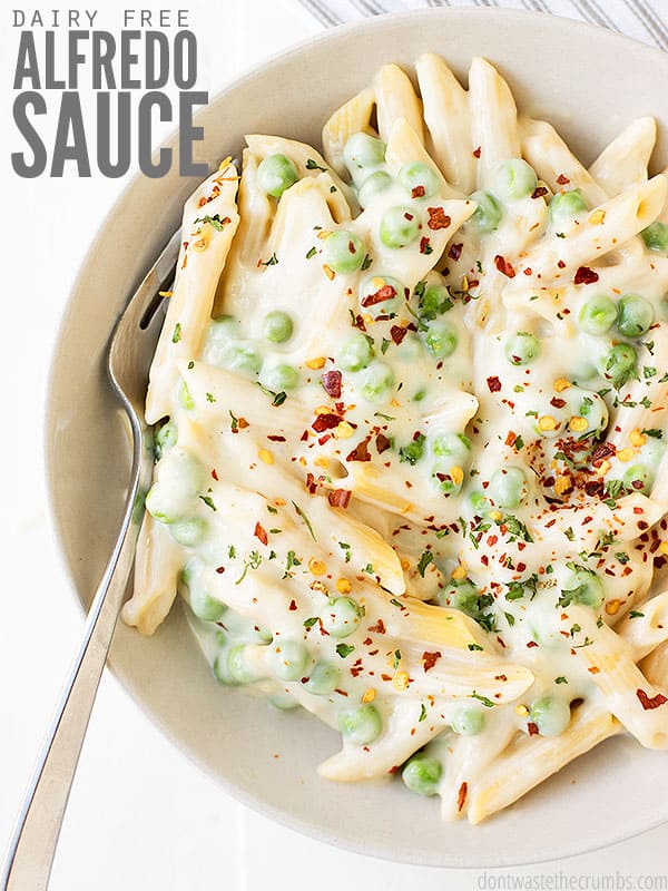 Dieses einfache Rezept für hausgemachte milchfreie Alfredo-Sauce kommt schnell zusammen und ist genauso lecker und cremig wie normale Alfredo-Sauce.