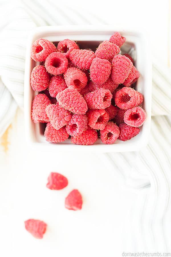 Overview of bowl of raspberries.