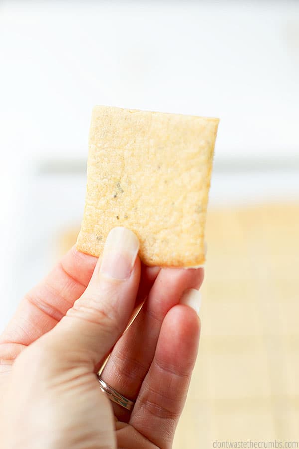 These healthy sourdough discard crackers are perfect for snacks or for lunch. Serve with homemade hummus or cheese.