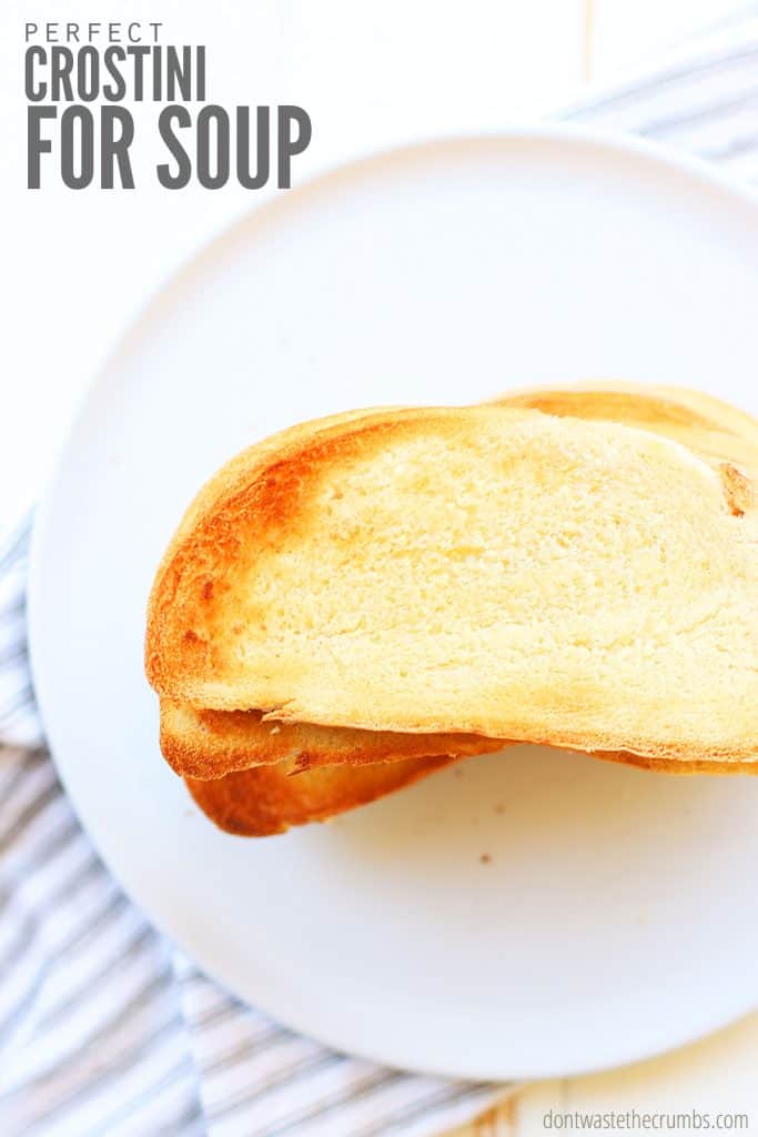 Tired of plain bread served with soup? Try this simple and frugal recipe and make the perfect crostini. In less than 15 minutes you’ll have delicious little toasts and turn boring soup into a full meal! 