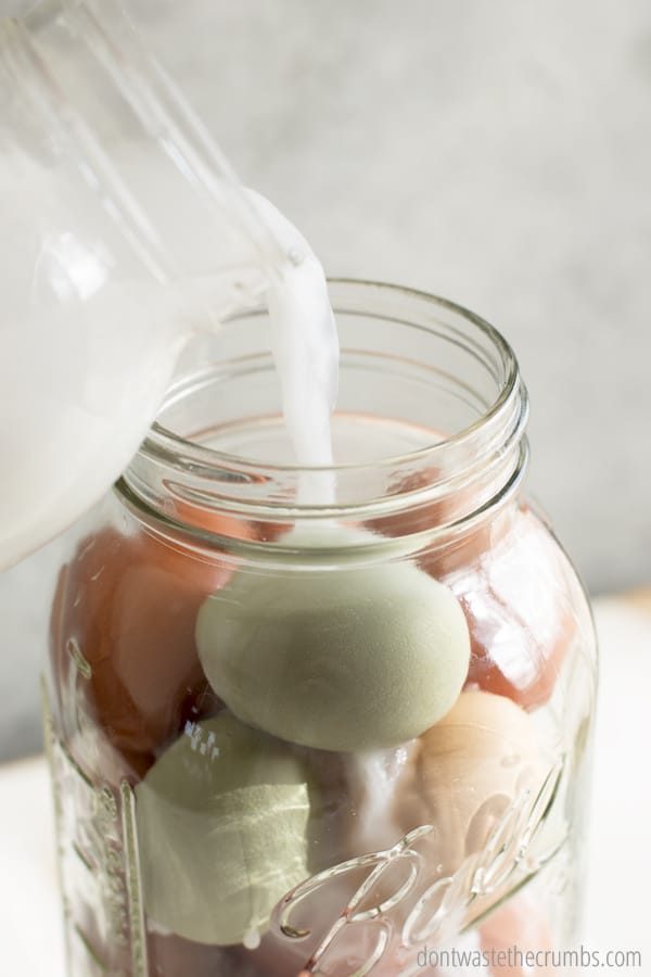 Add 1 quart of lime solution to a half-gallon jar, covering the eggs.